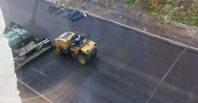 Саратовские рабочие на теплом асфальте стали предметом шуток в Рунете