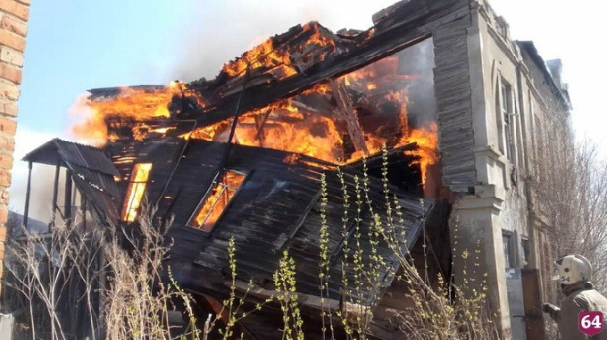 Бригады МЧС несколько часов тушили охваченное огнем здание