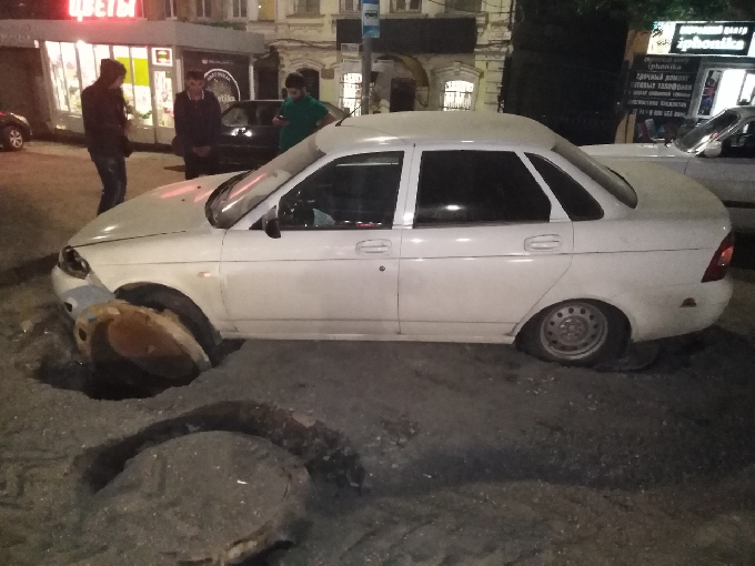 В Саратове «Приора» застряла в открытом люке