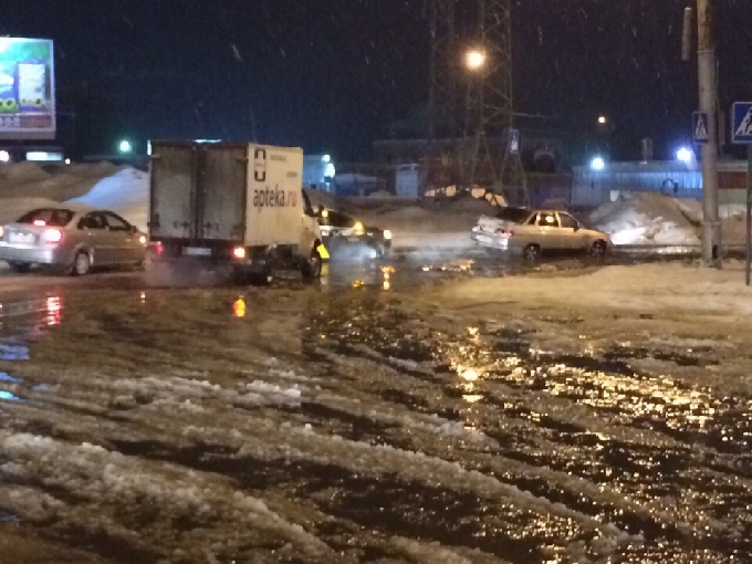 Проспект Строителей заливает водой