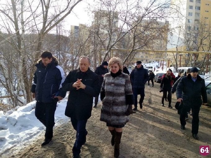 Губернатор потребовал оперативно вывозить наледь с дорог Саратова 
