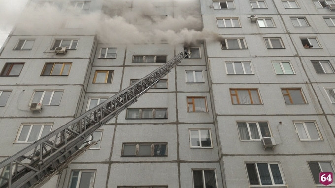 Саратовские спасатели вытащили из горящей квартиры 9-летнего мальчика