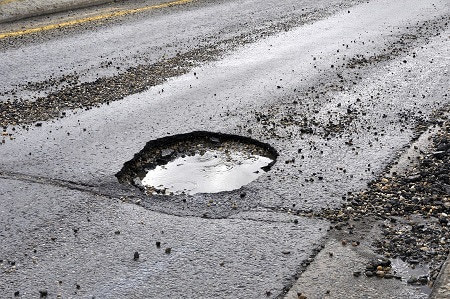 В Саратове из попавшей в яму «Калины» госпитализировали пассажира 