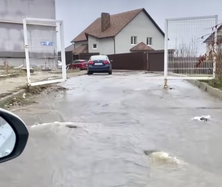 На пути к детскому саду в Саратове разлилась коммунальная река