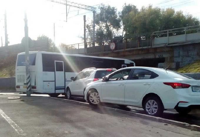 Под мостом в Саратове застрял пассажирский автобус