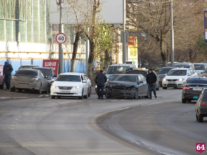 В аварии на Шехурдина разворотило «Мерседес»