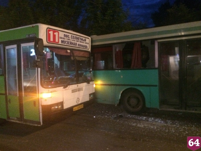 В Саратове столкнувшиеся автобусы заблокировали дорогу
