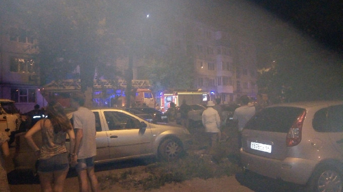 Жильцов горящего дома эвакуировали по пожарной лестнице