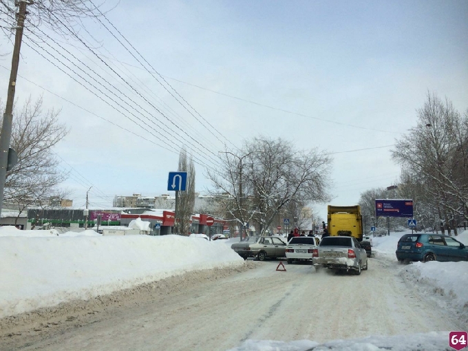 Авария блокировала движение у саратовского рынка