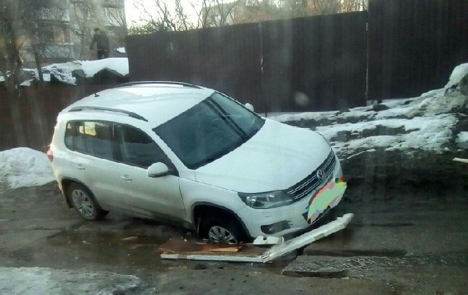 В Саратове за 2 часа в дорожную яму попали 3 автомобиля 