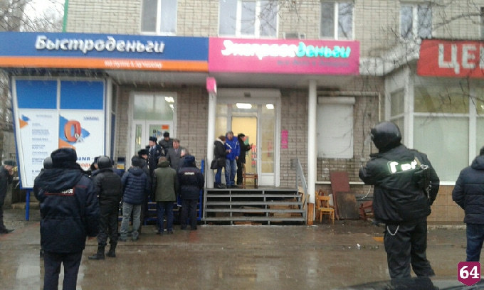 В Саратове ограблен третий офис микрозаймов, налетчик скрылся на автобусе