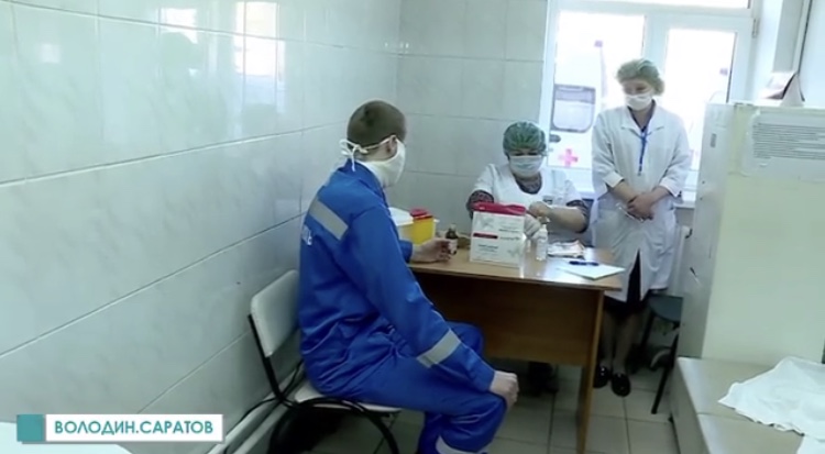 Саратовских врачей начали тестировать на коронавирус