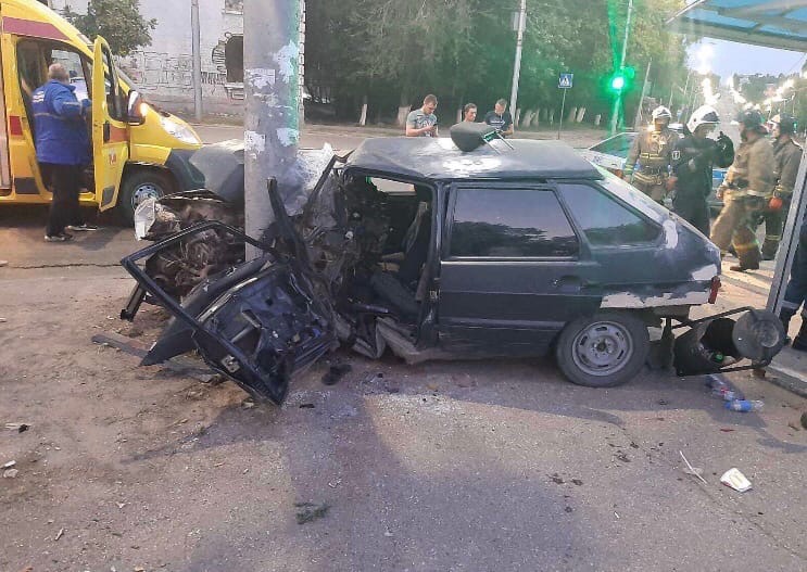 Компания молодых людей на «Ладе» разбилась в ДТП со столбом