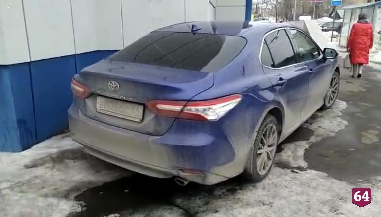 Автохамов наказали за парковку на тротуаре в Саратове