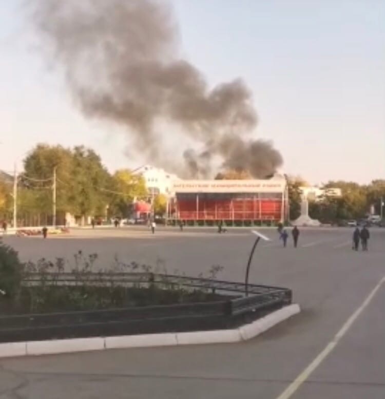 Пожарные отбивали от огня нежилой дом в центре Энгельса
