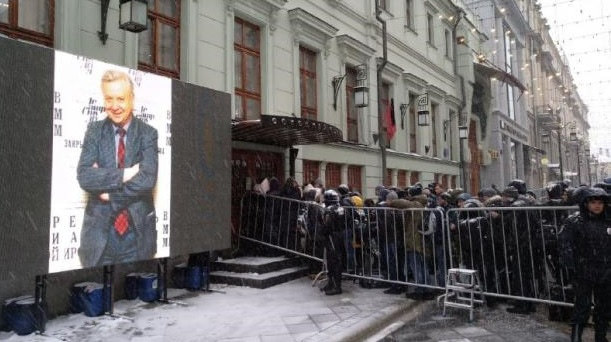 Поклонники провожали Олега Табакова овациями и криками «Браво!»