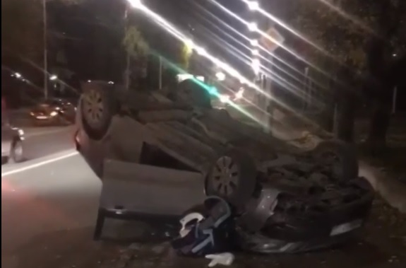 В Саратове автомобиль перевернулся на крышу 