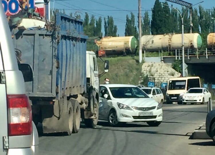 У стадиона «Волга» иномарка столкнулась с мусоровозом