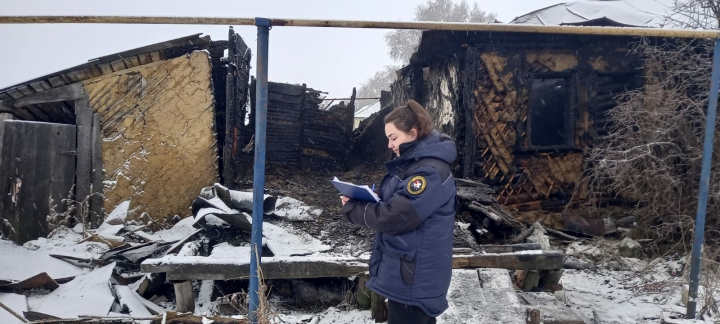 Под завалами сгоревшего дома нашли труп курильщика