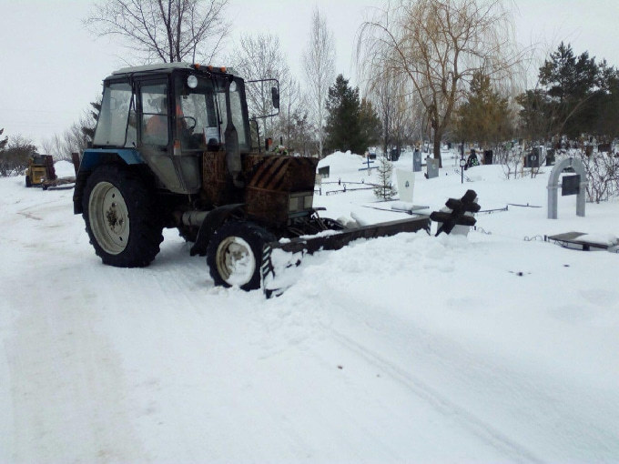 Пьяный водитель трактора на кладбище в Балакове разрушил памятник и крест 
