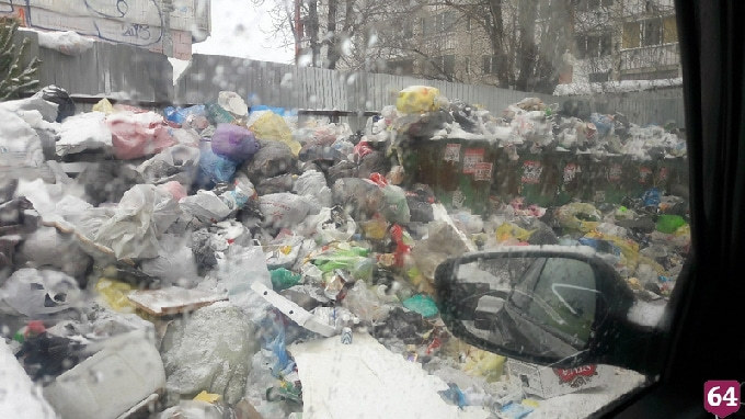 Жители Саратова предложили свозить мусор к дверям офиса управляющей компании