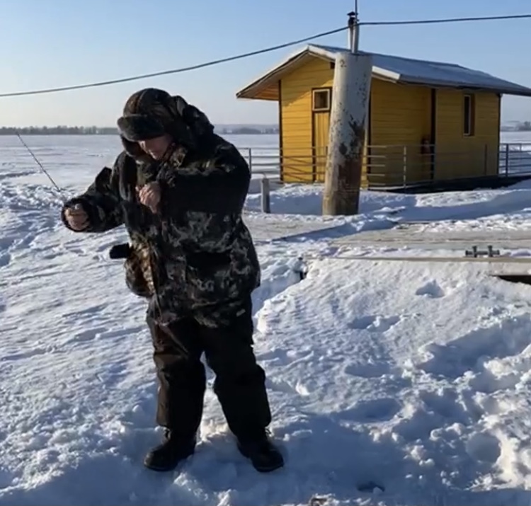 Депутат Госдумы на рыбалке под Саратовом поймал руками окуня