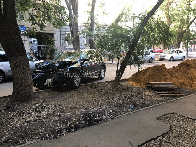 В Саратове пьяный водитель перед столкновением с деревом врезался в 3 автомобиля