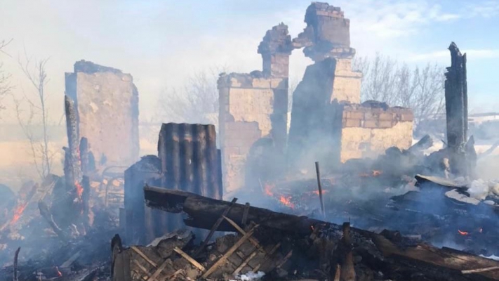 Житель Саратова погиб на пожаре в доме с печным отоплением