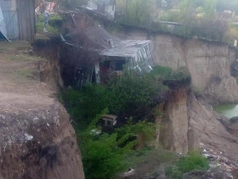 В саратовском поселке из-за оползня дом рухнул в овраг 