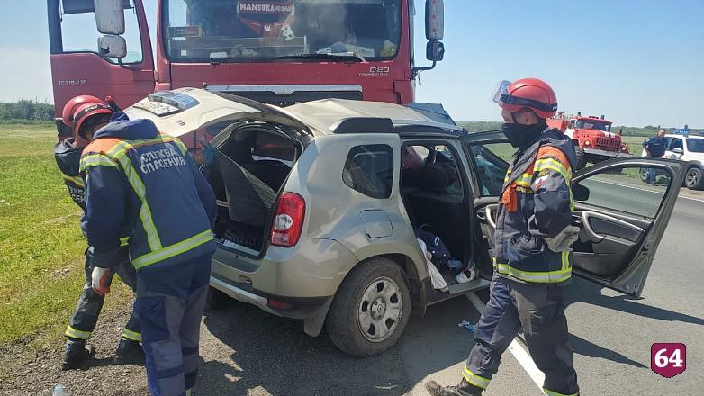 Число жертв автокатастрофы с фурой под Саратовом увеличилось до четырех