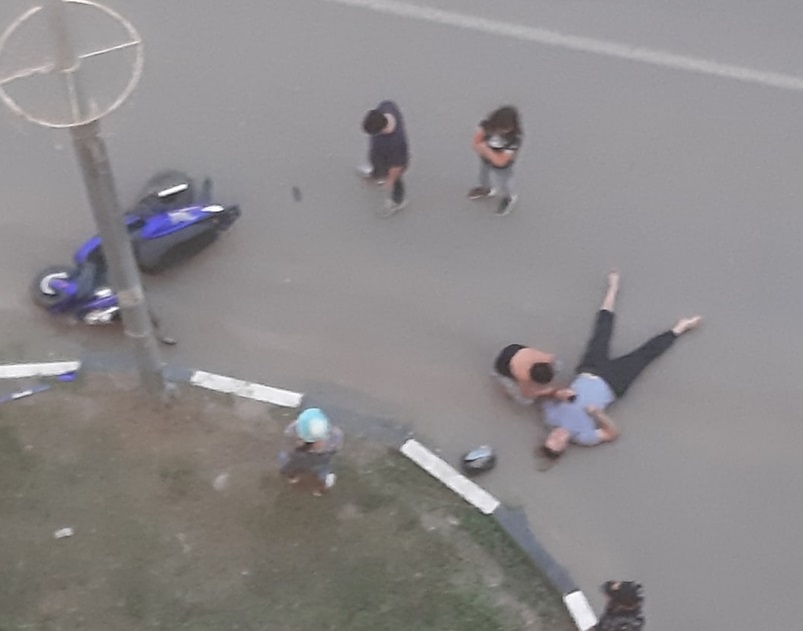 Автоледи на «Рено» сбила мужчину на мопеде