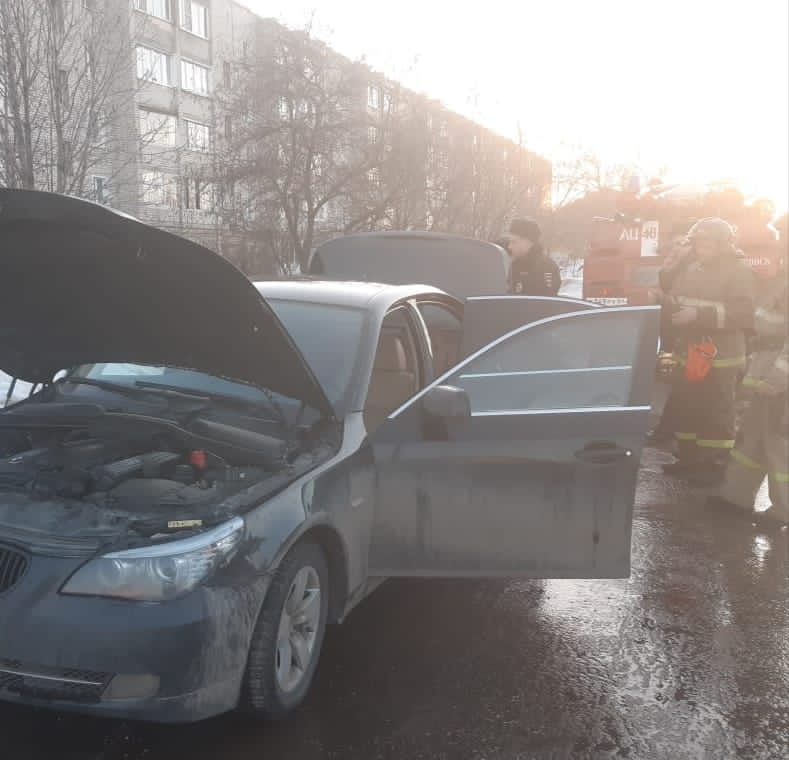 На парковке у BMW выгорел багажник