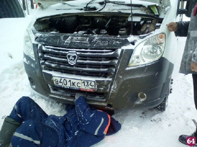 Спасатели эвакуировали застрявшего на трассе водителя в кафе