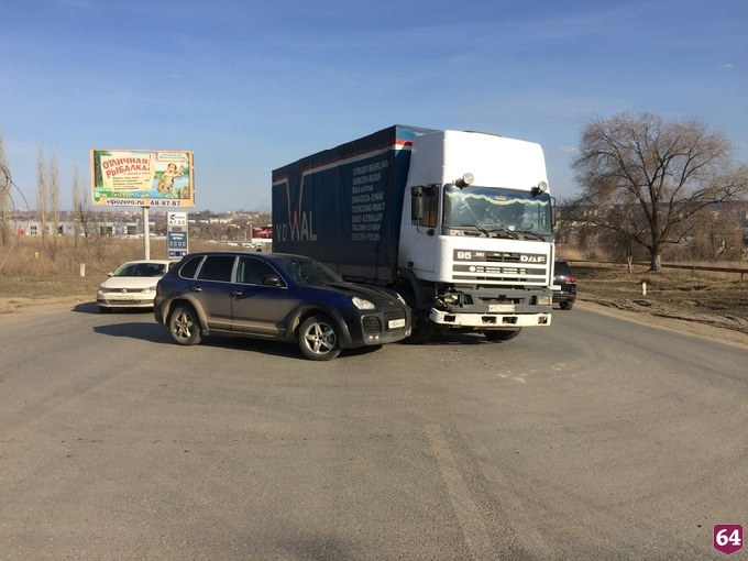 У кладбища в ДТП с грузовиком пострадала автоледи