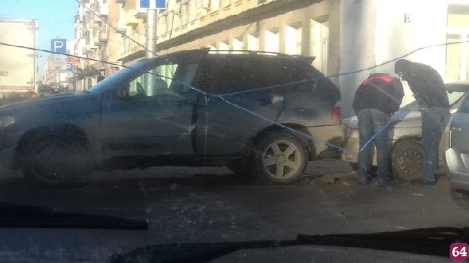 Водитель «Лады» из-за наледи на дороге врезался в BMW