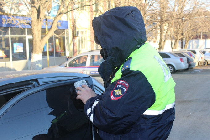 В Саратове за тонировку под арест посадили 2 водителей 