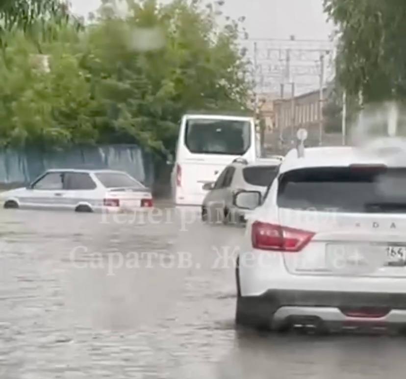 В Саратове после ливня автомобили «поплыли» по улицам