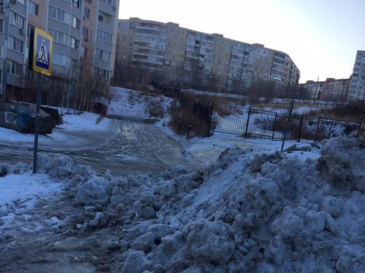 Двор многоэтажки в Саратове две недели заливает водой