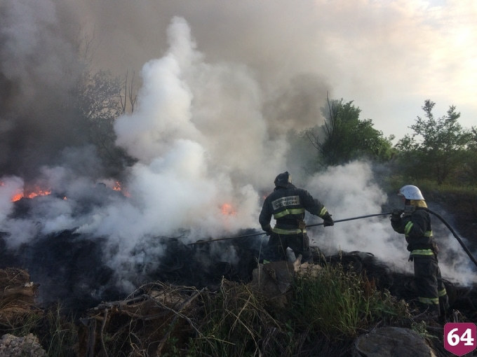 Крупный пожар на свалке тушили с помощью 6-тонной цистерны водоканала