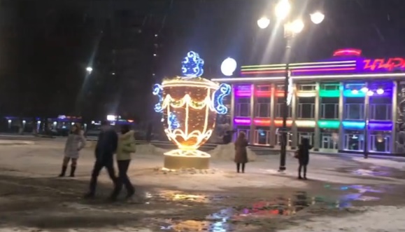 На площади перед саратовским цирком появился 5-метровый самовар