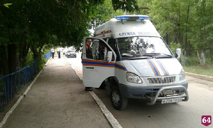 В центре Саратова спасали мужчину с перерезанным горлом