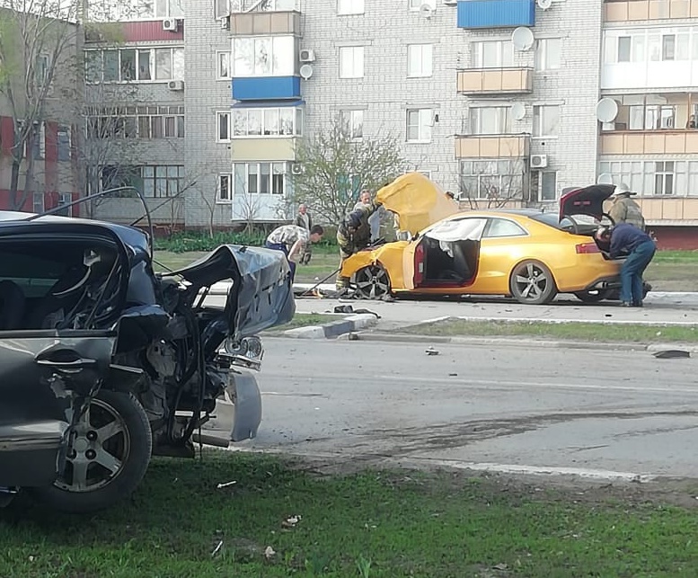 В ДТП под Саратовом иномарки выбросило на тротуар