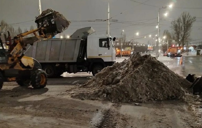 На дорогах Саратовской области наблюдаются снег с дождем и низовая метель