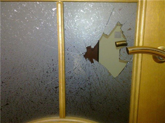 Запертая мужем женщина порезалась стеклом и скончалась