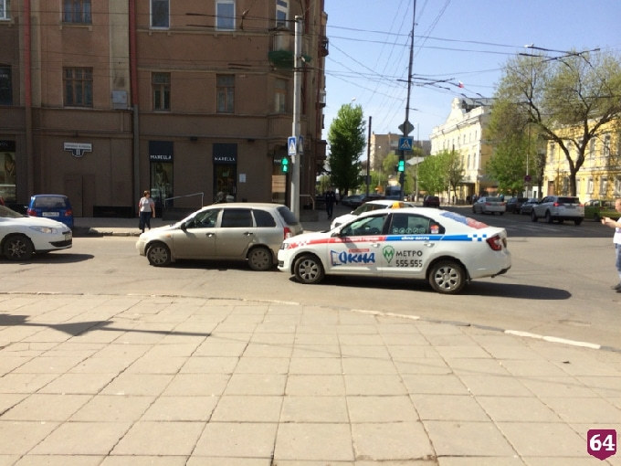 Рядом с «Липками» такси врезалось в «Калину»
