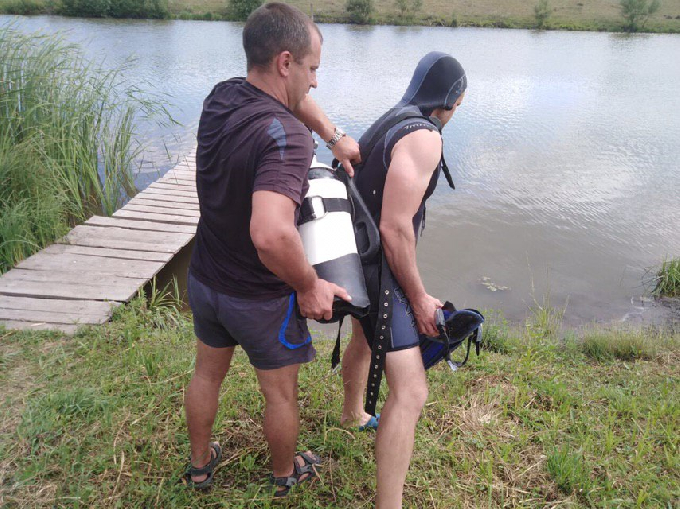 Спасатели вытащили из воды тело рыбака