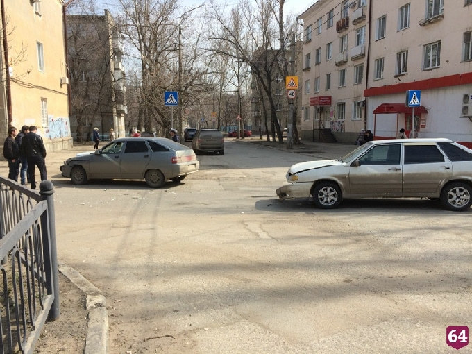 Перекресток на Ломоносова заблокирован из-за ДТП с «Ладами» 