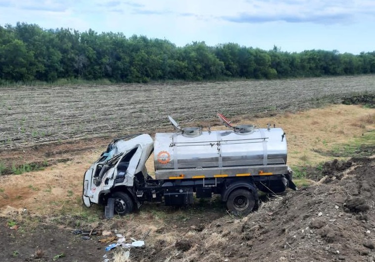 Под Саратовом опрокинулась автоцистерна