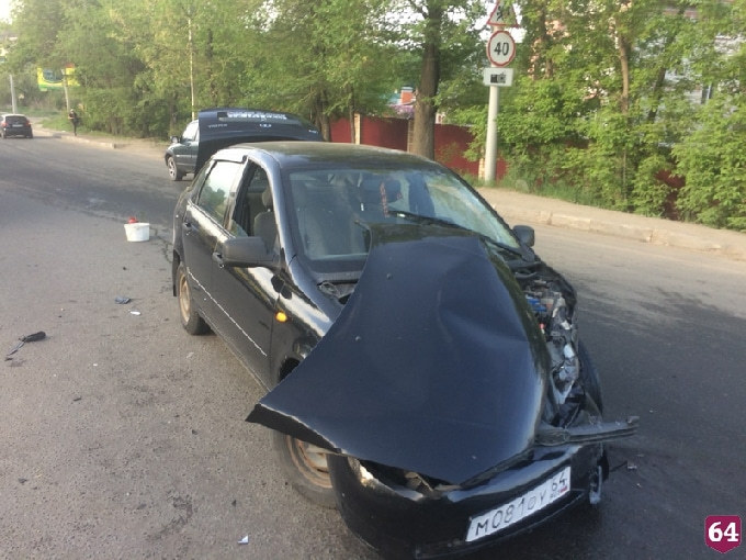 В Саратове спешивший в аэропорт водитель устроил массовое ДТП с автобусом