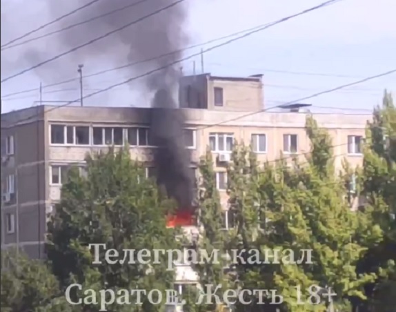 В Саратове три пожарных расчета тушили квартиру